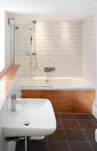 Suite 1, Berkeley Suites photo 19