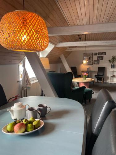 a plate of fruit on a table with a lamp at Landligt ophold på Midtgård in Vamdrup