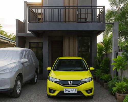 un'auto gialla parcheggiata di fronte a una casa di Balai de Biday 4 Pax Suite with Free Breakfast a Mameltac