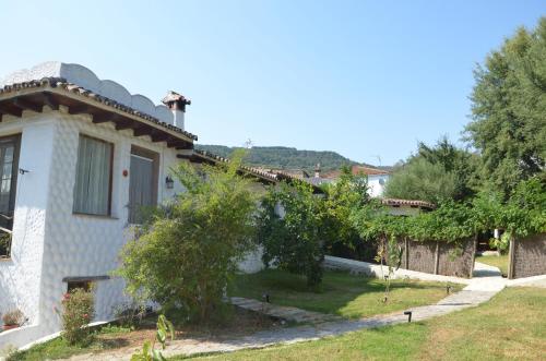 Blick auf ein Haus mit Garten in der Unterkunft Casa museo junto al río in Cortes de la Frontera