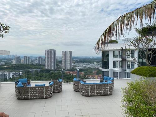 eine Gruppe Korbstühle auf einer Terrasse in der Unterkunft Eclipse Residence in Cyberjaya