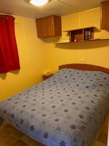 Ένα ή περισσότερα κρεβάτια σε δωμάτιο στο Mobil Home sans vis a vis