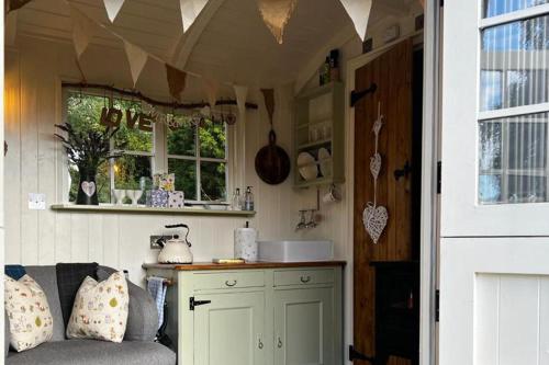 Η κουζίνα ή μικρή κουζίνα στο Cosy private shepherd hut with countryside views