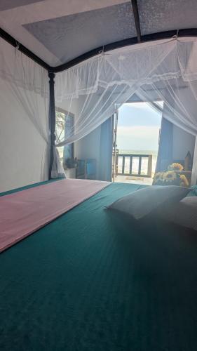 Un dormitorio con una cama con vista al mar. en Sea View Villa, Galle, en Galle