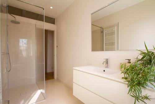 a white bathroom with a sink and a mirror at Dimora 26 - B&B - in Spresiano