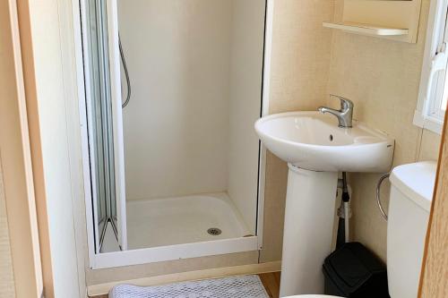 Ένα μπάνιο στο 3 Bed Caravan-Sleeps 6-Pet Friendly-Near the Beach