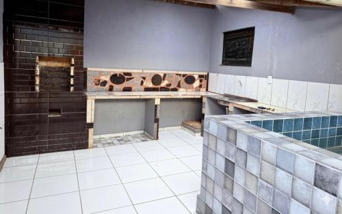 an empty bathroom with a tiled floor and a sink at Lar Bernardes COP 30 in Belém