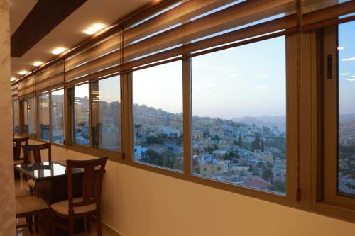 Habitación con ventanas y vistas a la ciudad. en Petra Brothers, en Petra