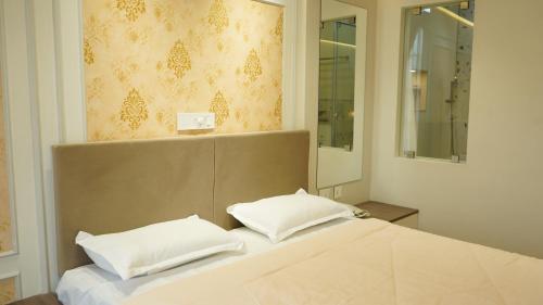 Postel nebo postele na pokoji v ubytování Kumaran Grand - Luxury Rooms