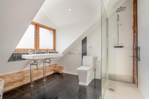 Thornton Watlassにある3 Bed in Thornton Watlass oc-s32783の洗面台とトイレ付きのバスルーム