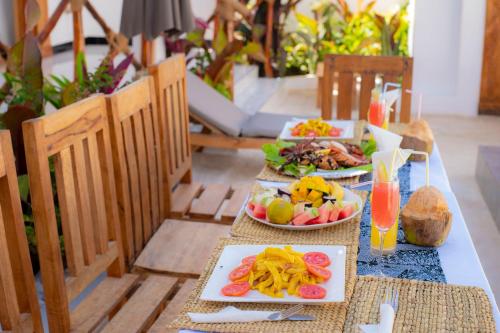uma mesa com três pratos de comida em ZANZIBAR MAREA Luxury Villas em Kiwengwa