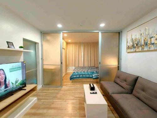 salon z kanapą i telewizorem w obiekcie Modern Cozy Suvarnabhumi w mieście Ban Khlong Prawet