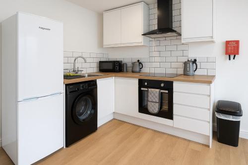 レスターにあるRentals Leicester 4 - Free Street Parkingのキッチン(洗濯機、洗濯機付)