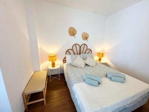 1 dormitorio con 2 camas, 1 silla y 2 lámparas en Terraço do Infante, en Lagos