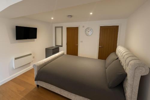 レスターにあるRentals Leicester 4 - Free Street Parkingのベッドルーム1室(ソファ、テレビ付)