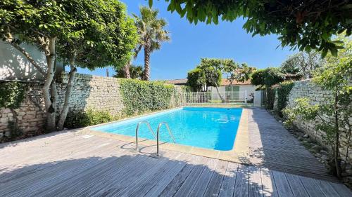 Jolie maison avec jardin, piscine et parking