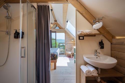 マッサ・マリッティマにあるGlamping Stregaiaの洗面台とシャワー付きのバスルーム
