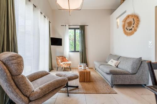 un salon avec un canapé et une chaise dans l'établissement Centre St Rémy - le Mas Bohème, à Saint-Rémy-de-Provence