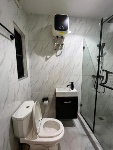 Koupelna v ubytování 1 Bedroom Cozy Apartment Stay 7mins from MMI Airport