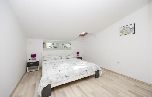 Two-Bedroom Apartment Kastel Kambelovac With Sea View 02