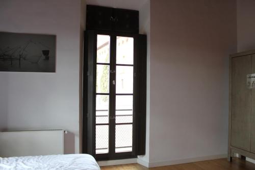 an open door in a room with a bed at Hospedería de Alesves in Villafranca