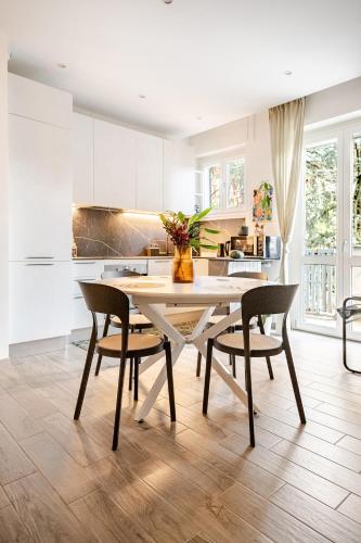 a kitchen with a table and chairs in a room at Pomodoro House - Luminoso appartamento vicino Linate, Duomo, Fabrique, Unipol Dome in Milan