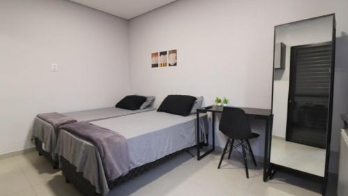 Ένα ή περισσότερα κρεβάτια σε δωμάτιο στο Studio Completo - Centro de Jundiaí I