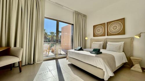 Ένα ή περισσότερα κρεβάτια σε δωμάτιο στο SALGADOS BEACH VILLA by My Algarve Rentals