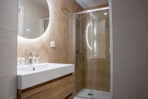 a bathroom with a white tub and a shower at Casa Ollerias by ChicStays in Córdoba