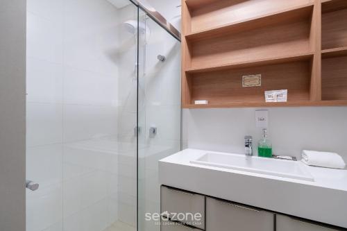 a bathroom with a sink and a shower at Ap c/ churrasq e piscina 350m praia Jurerê JPR201 in Florianópolis