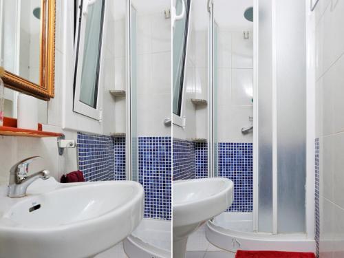 un baño con lavabo y ducha en Apartamento Sant Gervasi, en Barcelona