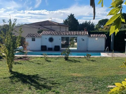 Bazén v ubytování Studio loft au cœur du var nebo v jeho okolí