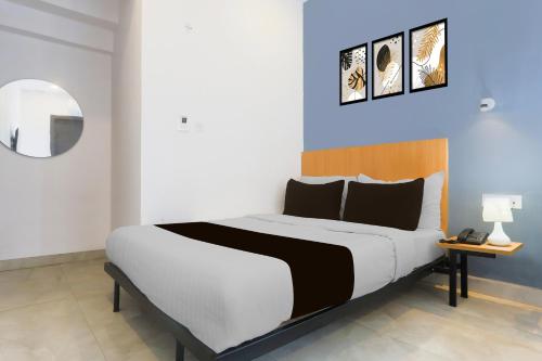 um quarto com uma cama grande em um quarto em Hotel O Vivek inn Palace em Prayagraj