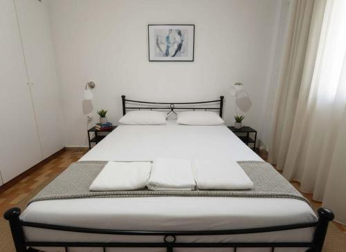 Your Piraeus Escape Cozy One-Bedroom Apartment