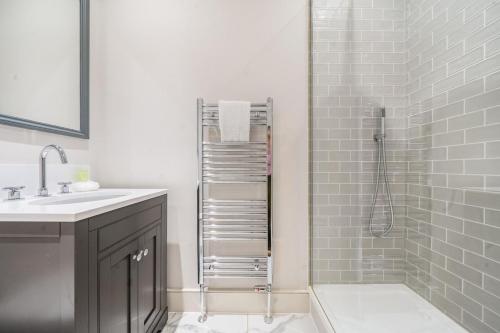 Foto Beautiful 1-Bed Flat with High Ceilings 3