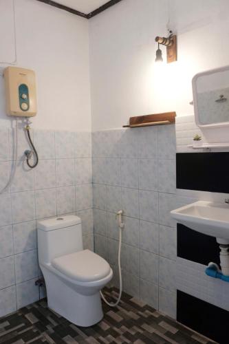 a bathroom with a toilet and a sink at Sabaydee Guesthouse in Ban Houayxay
