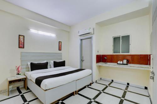 Postel nebo postele na pokoji v ubytování Hotel O DLF Phase 1 Metro Station Gurugram
