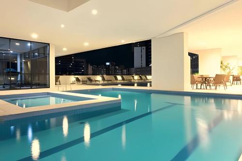 Piscina a Prédio Mercure Boulevard. o a prop