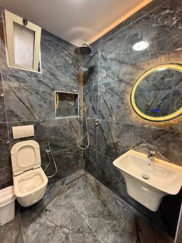 un bagno con WC e lavandino di Hostel Chilli a Tirana