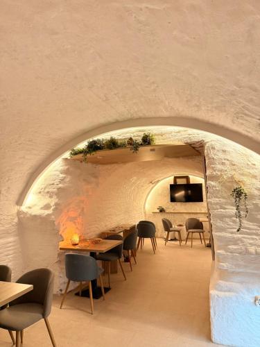 une salle à manger avec des tables et des chaises et un tunnel dans l'établissement Lumiere House Sibiu, à Sibiu