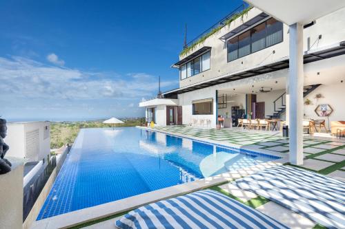 ein Swimmingpool im Hinterhof eines Hauses in der Unterkunft Jiya Villa Uluwatu - Panoramic Terraces with Stunning Views, Luxury Service and Entertainment in Uluwatu