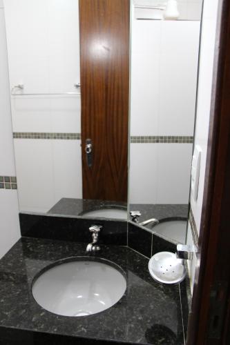 Bilik mandi di Paradise Hotel