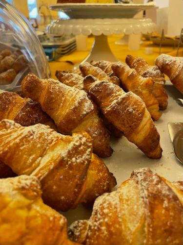 una pila de pasteles sentados sobre una mesa en Hotel Dolcevita, en Cesenatico