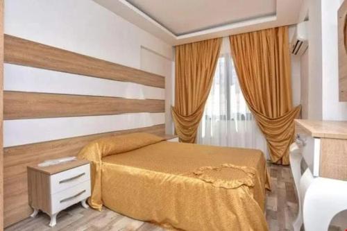 um quarto com uma cama e uma janela grande em Cem Gül Hotel em Ayvalık