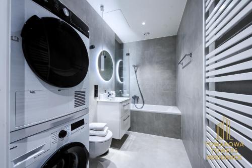 ワルシャワにあるTowarowa Towers Suitesのバスルーム(洗濯機、トイレ、シンク付)