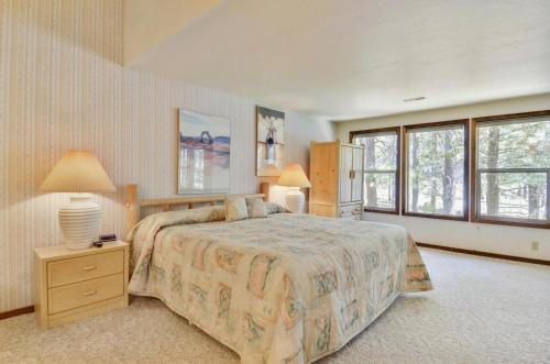 Ένα ή περισσότερα κρεβάτια σε δωμάτιο στο Ridge Condo 12