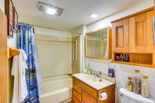 ein Badezimmer mit Waschbecken und Dusche in der Unterkunft Walk to Parks and Greenway Sioux Falls Getaway! in Sioux Falls