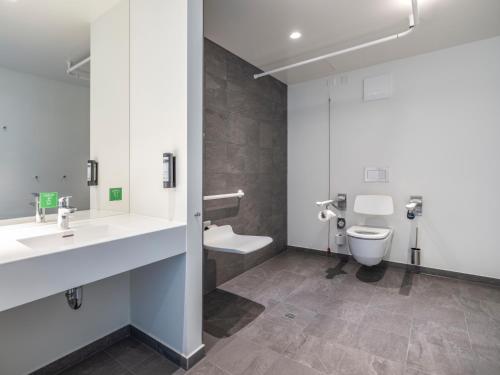 Ванная комната в Zleep Hotel Hamburg Volkspark