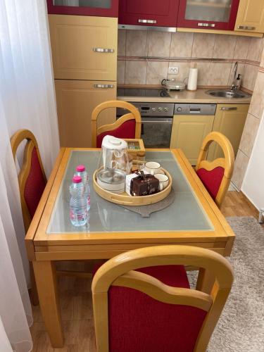 una mesa con una bandeja de comida en la cocina en Comfy Downtown Apartment Prishtina, en Pristina