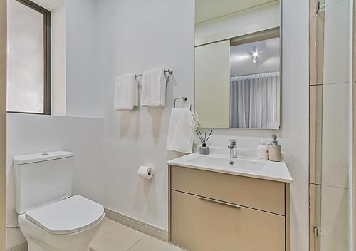 Koupelna v ubytování Luxury Executive Apartment at One Rosebank with 2bedrooms and 2 bathrooms